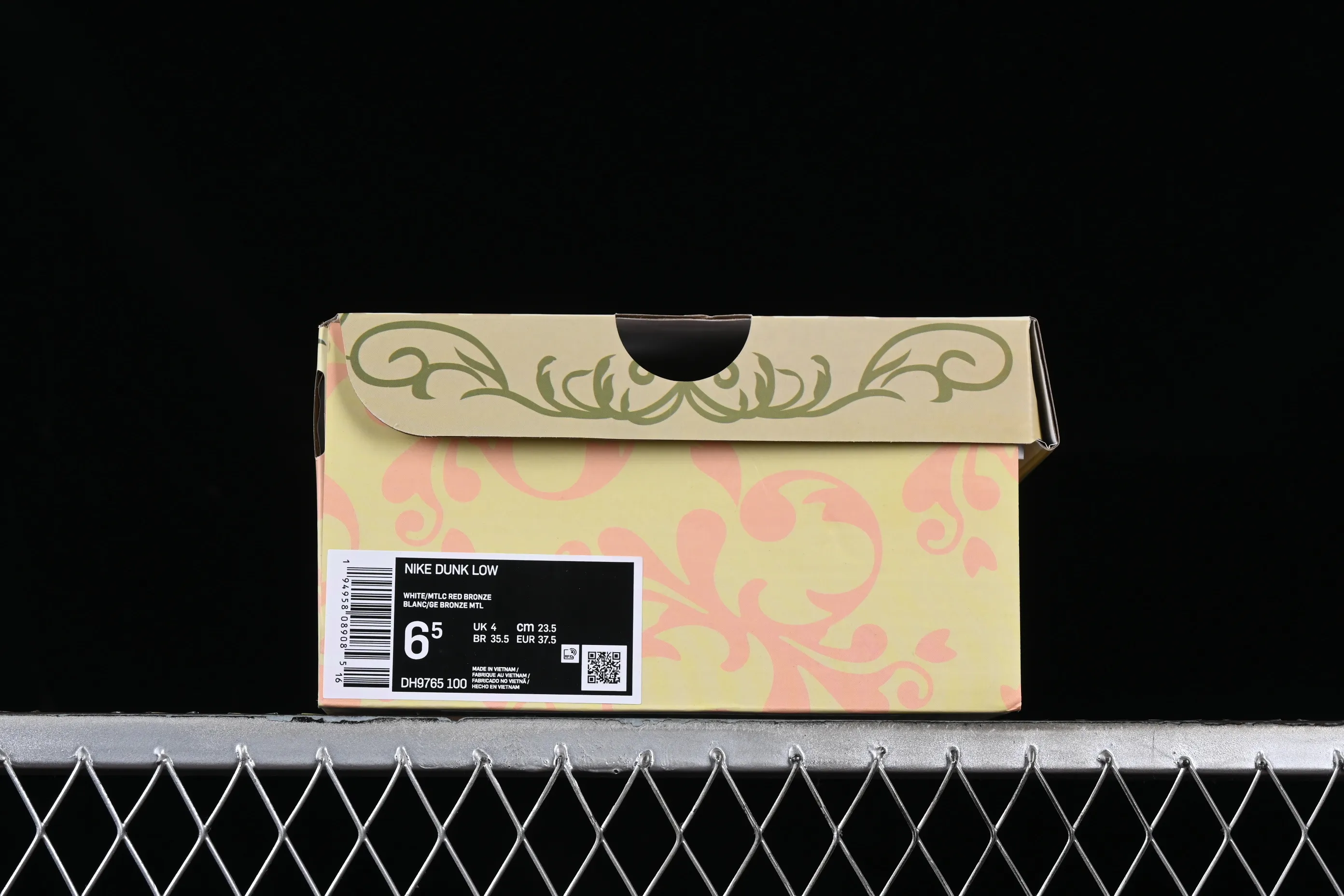 All Categories Nk SB Dunk Series Nk SB Dunk Low Low-top sneakers Nk Dunk Low Retro vibe style Rose cloth patch Brown and white distressed oxidation SB strap casual sneakers DH9765-100